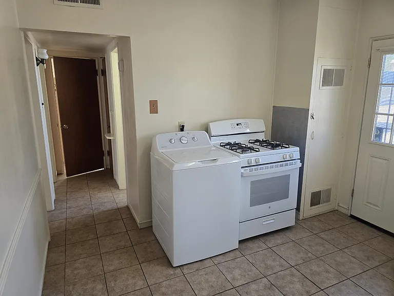 Kitchen with included stove and washing machine