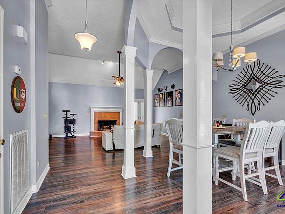 2nd image of 610 Chastain Pl