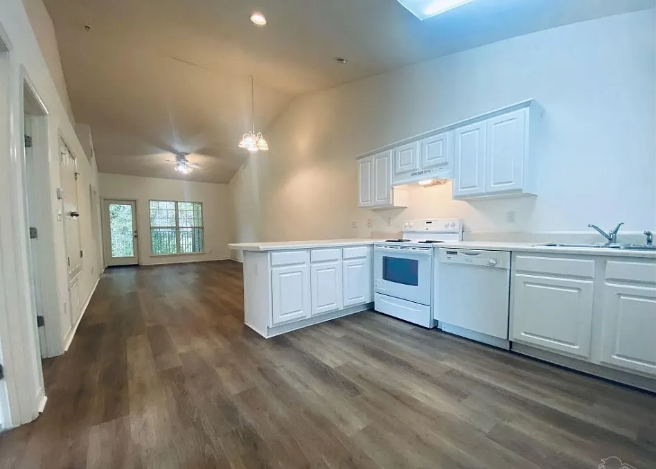 3 bed, 1183 sqft, $1,650 — Photo 3
