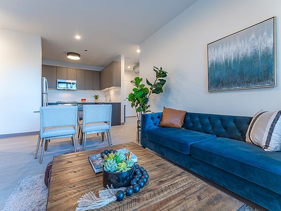 5th image of 869 W Blackhawk St #403