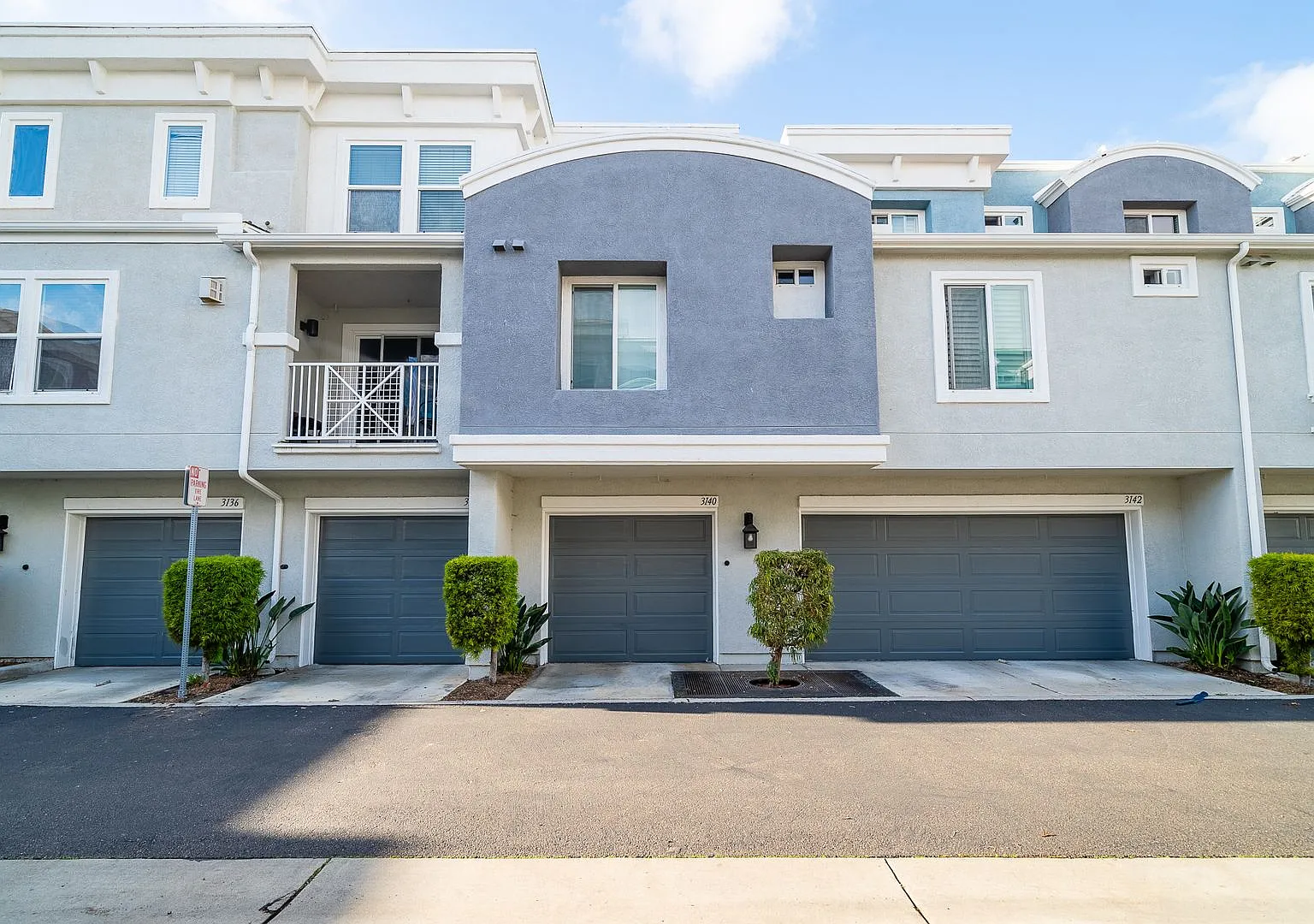 Perfect Location Unit close to everything! — Photo 1