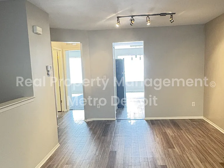 23322 Poplar Dr — Photo 3