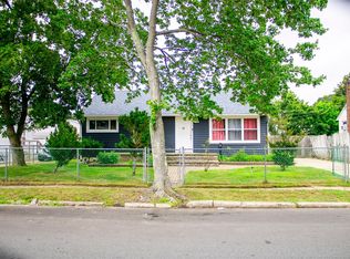 12 Silverpine Dr, Amityville, NY 11701