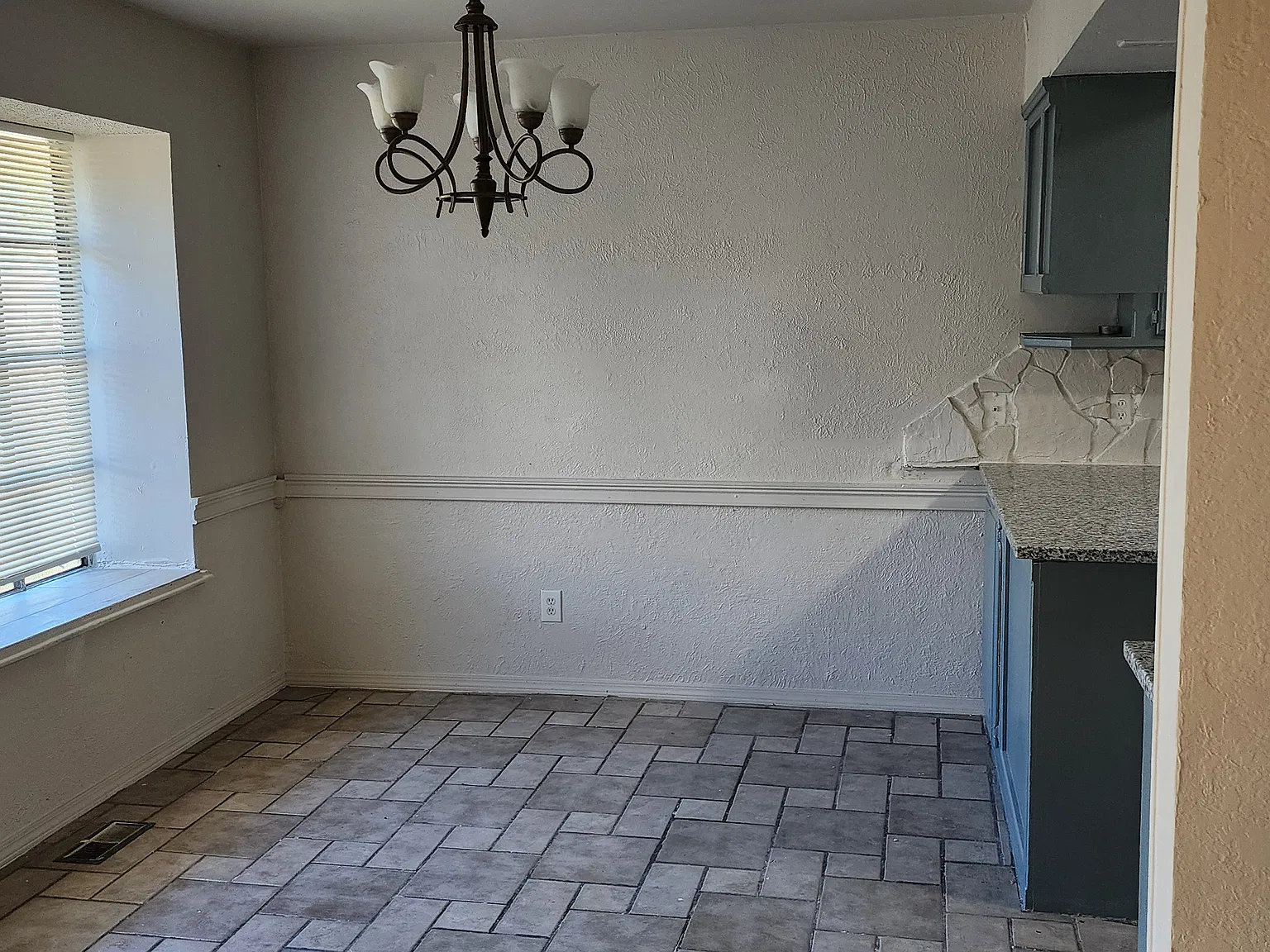 3 bed, 1462 sqft, $1,300 — Photo 4