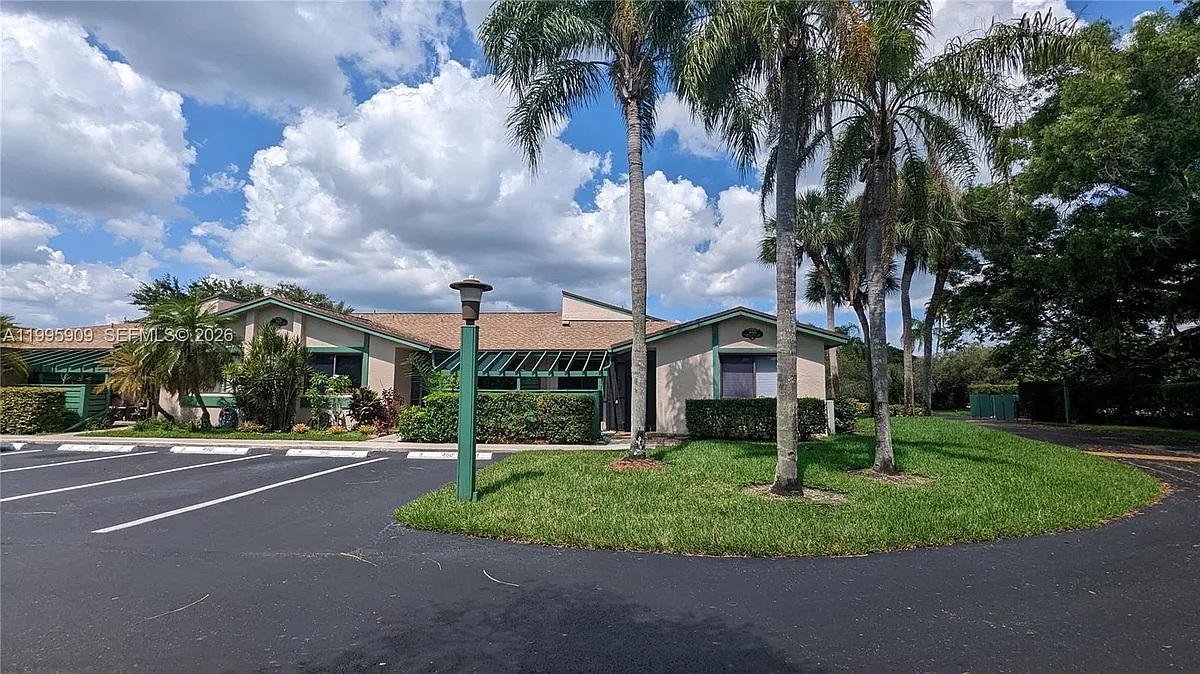Building Photo - 460 Lakeview Dr #4