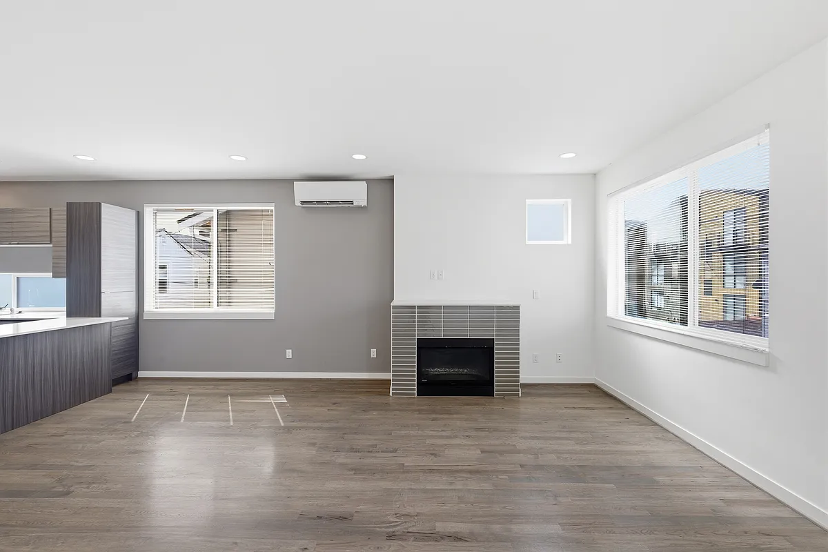 Building Photo - 3423 33rd Ave W #B