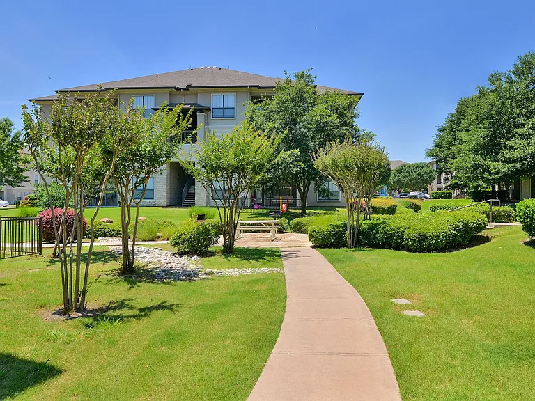 Cypress Lake at Stonebriar Apartments — Photo 30