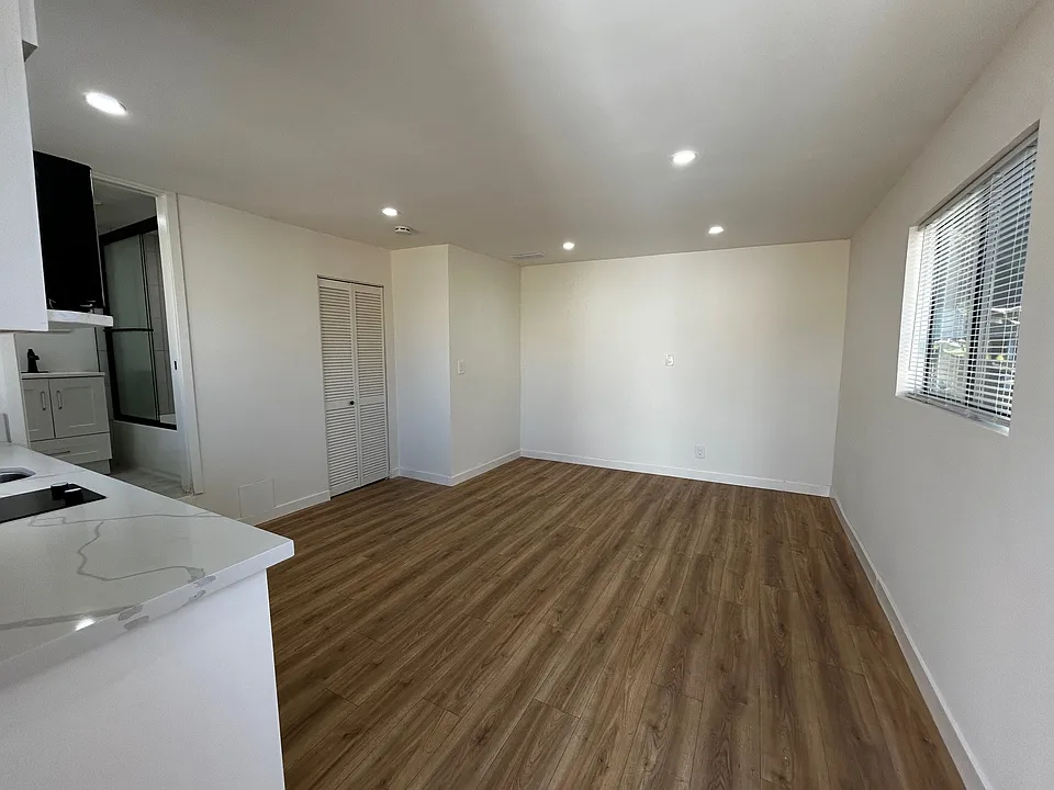 6651 Winnetka Ave