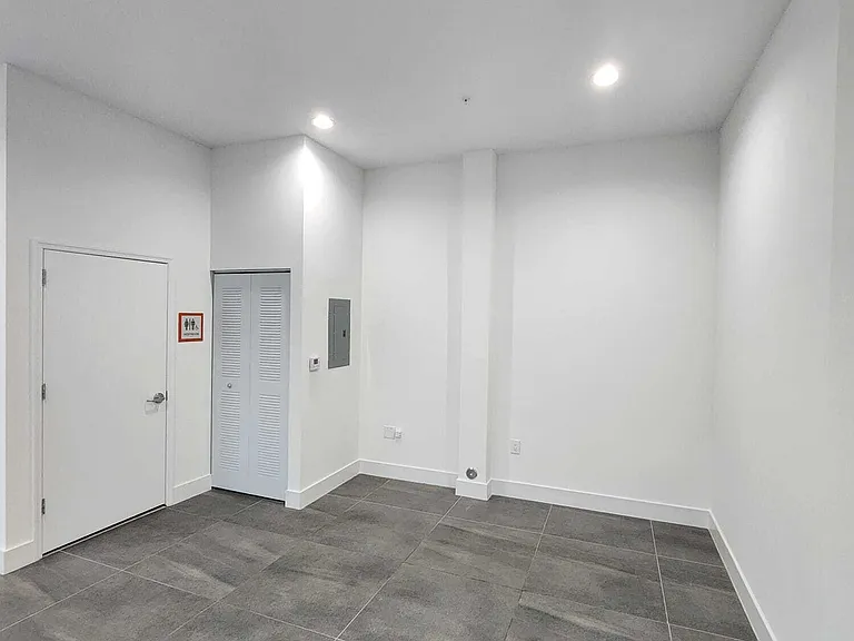 961 SW 7th St — Photo 3