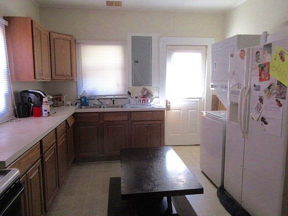 3rd image of 1725 Blaine Ave