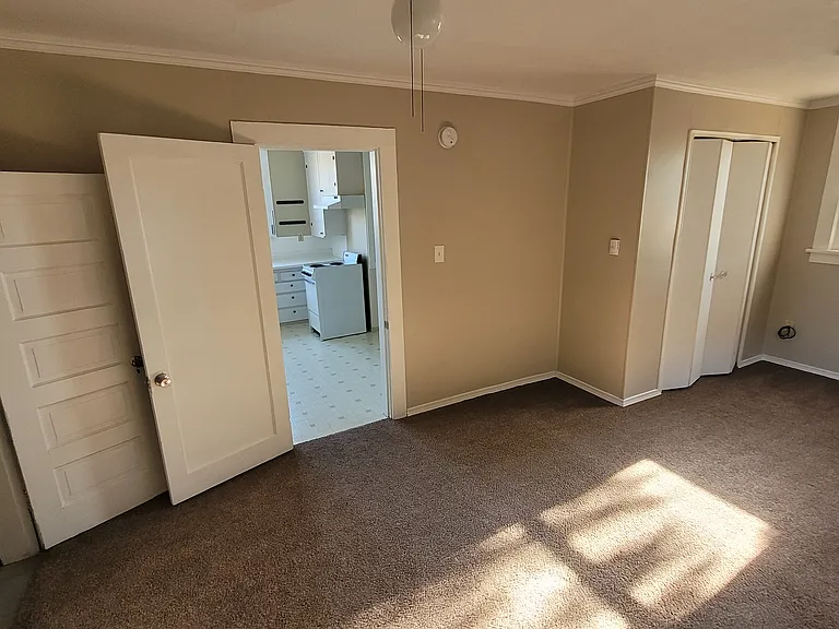 314 E Sherman St — Photo 18