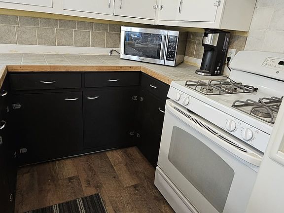 2nd image of 638 E Gordon St