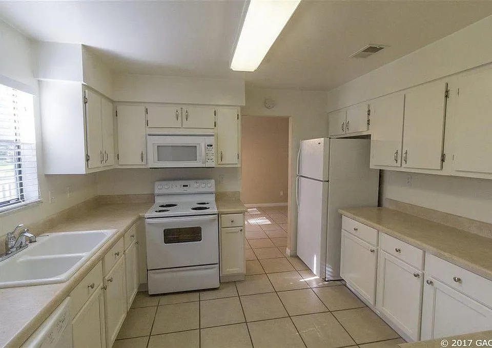 2925 NW 76th Ter