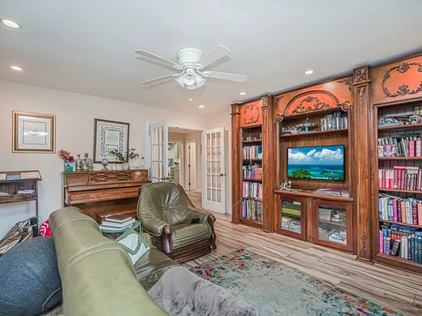 33 Manhattan Court image 15 of 32