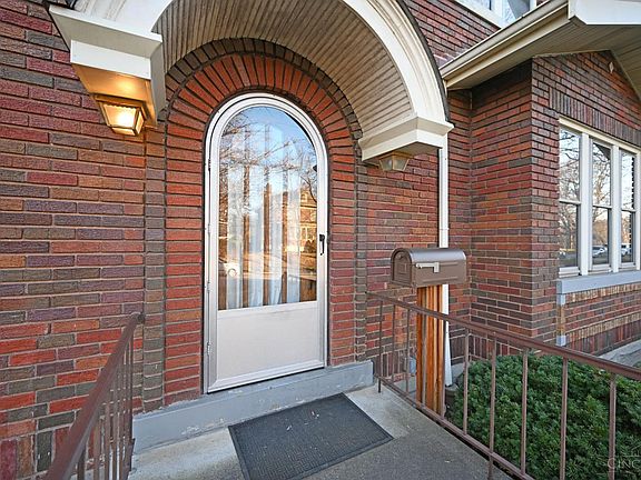5th image of 1625 Robinson Cir