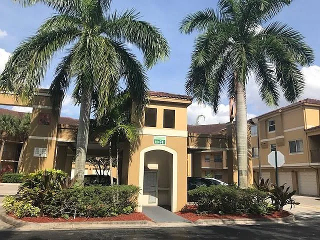 3 bed, 2.0 bath, 1214 sqft, $2,300 — Photo 2