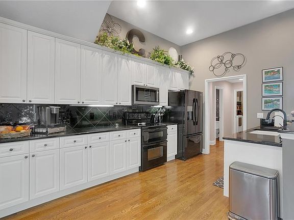 3rd image of 13331 Washington Ct