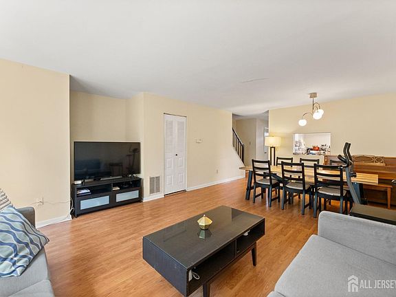 5th image of 373 Bromley Pl