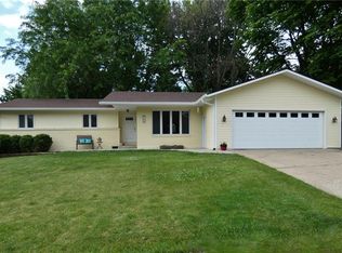 915 Monroe St, Pella, IA 50219