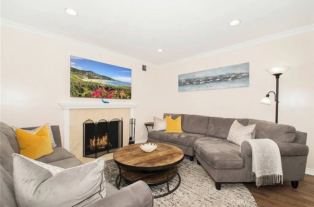 3 bed, 1427 sqft, $4,300 — Photo 3