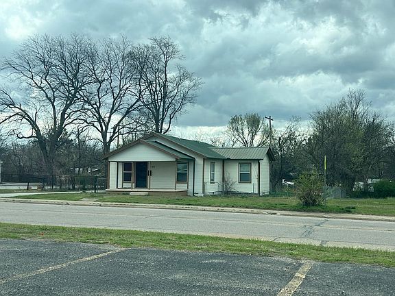 2nd image of 611 W Strothers Ave