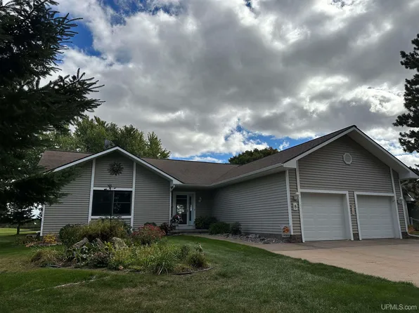 8 Red Fox Trl, Marquette, MI 49855