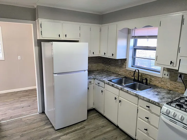 204 Allen St — Photo 2