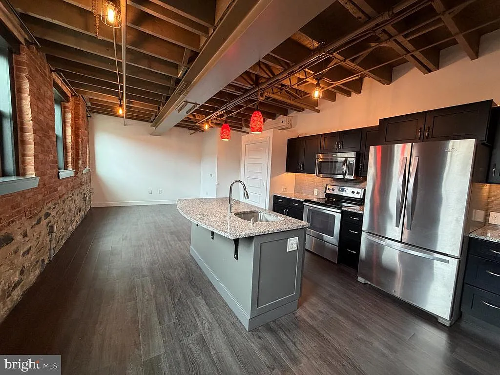 820 W Market St — Photo 3
