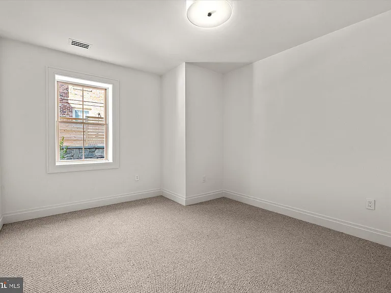5022 Cathedral Ave NW — Photo 41