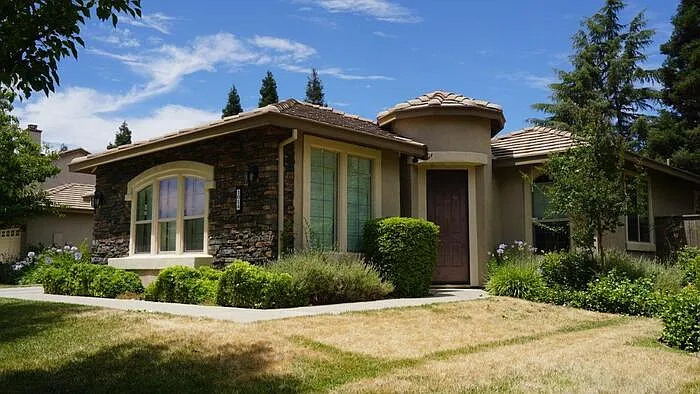 1014 Waterford Dr — Photo 2