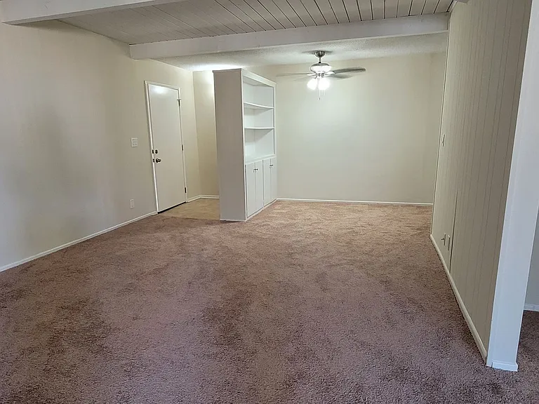 Lido Isle Apartments — Photo 10