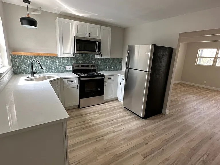 1403 E Elm St — Photo 3