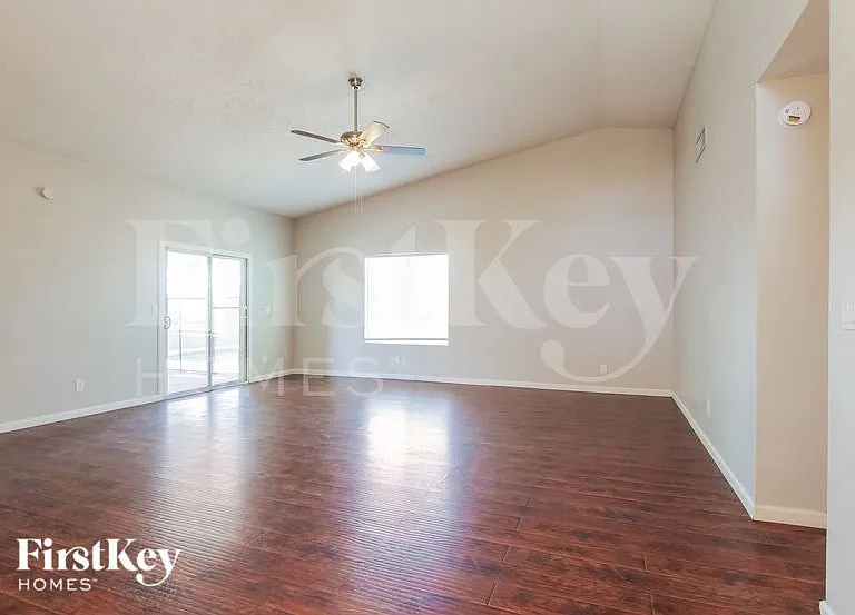 515 E Renee Dr — Photo 4