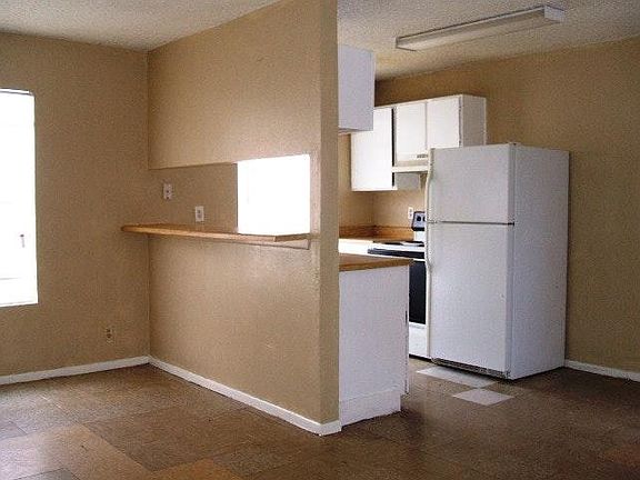 3rd image of 629 I St APT 1