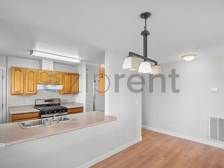 2124 E 20th St — Photo 9