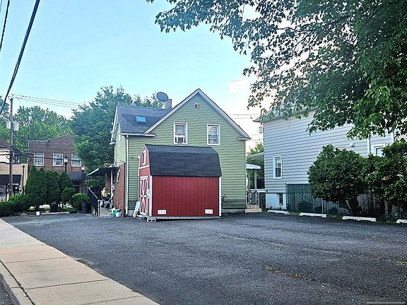 4th image of 180 Main St