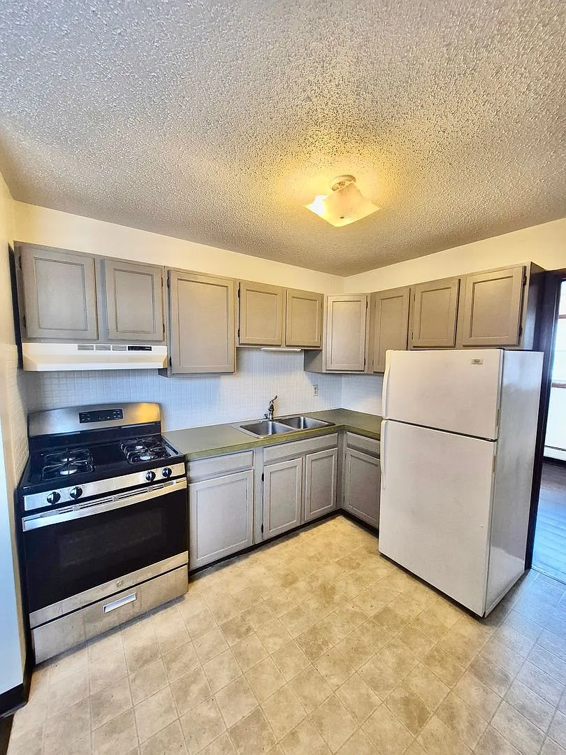 2108 Empire St — Photo 3