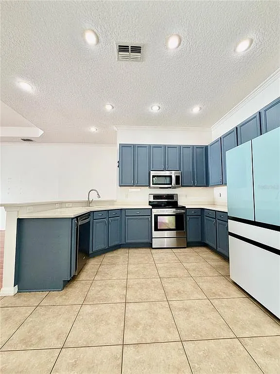 3 bed, 2.0 bath, 1609 sqft, $2,200 — Photo 2