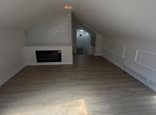 308 E 55th St APT 5, Westmont, IL 60559
