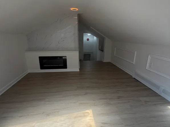 308 E 55th St APT 5, Westmont, IL 60559