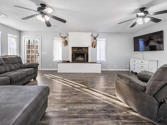 5th image of 401 Sandy Ln