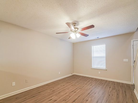 5th image of 117 N Railroad St