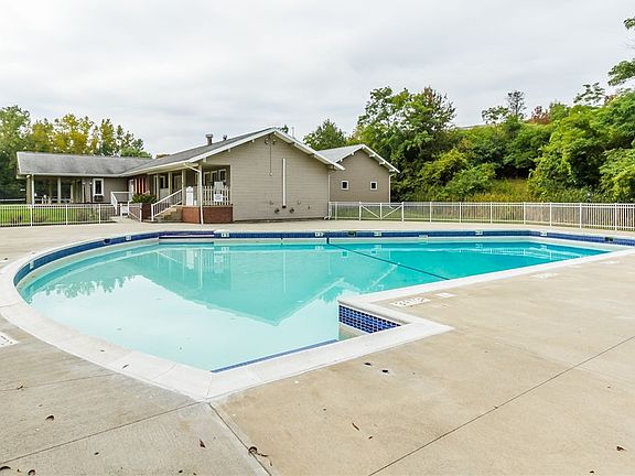 3rd image of 519 Eastbrooke Ln