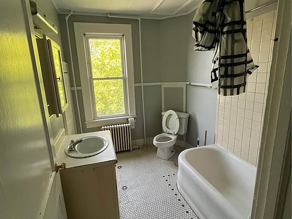 2nd image of 728 Dorsey Ave APT 3
