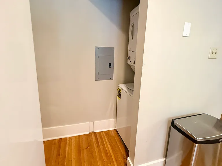 Washer/Dryer included