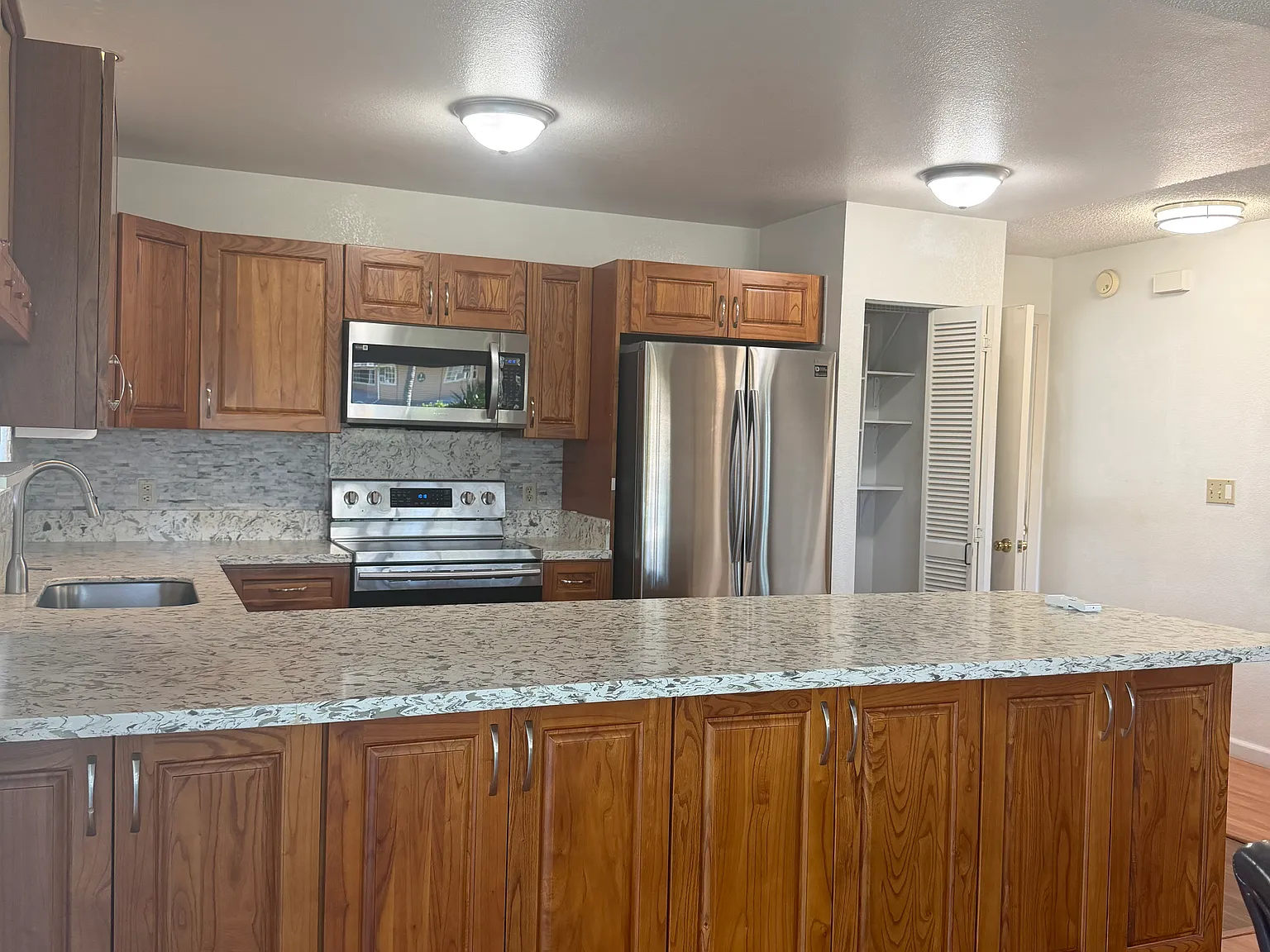 3 bed, 1720 sqft, $4,200 — Photo 3