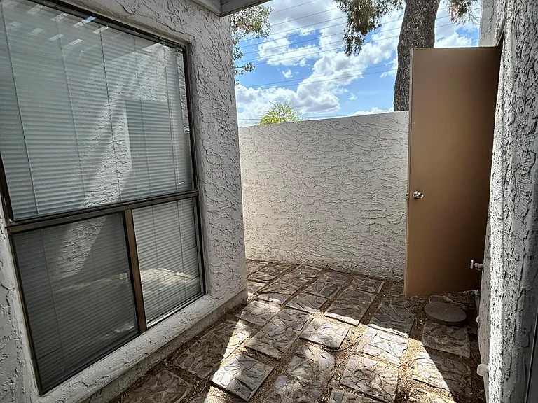 329 E Ambassador Dr — Photo 18