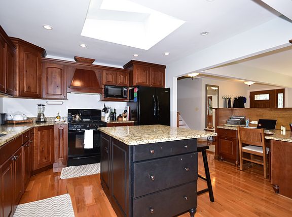 2nd image of 209 S Cedar Ave