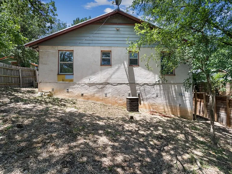 1211 Delano St — Photo 25