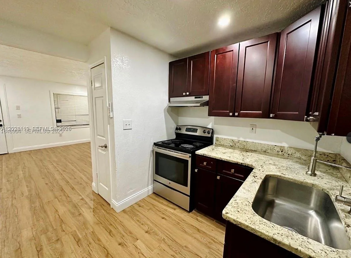 2 bed, 1.0 bath, $1,400 — Photo 3